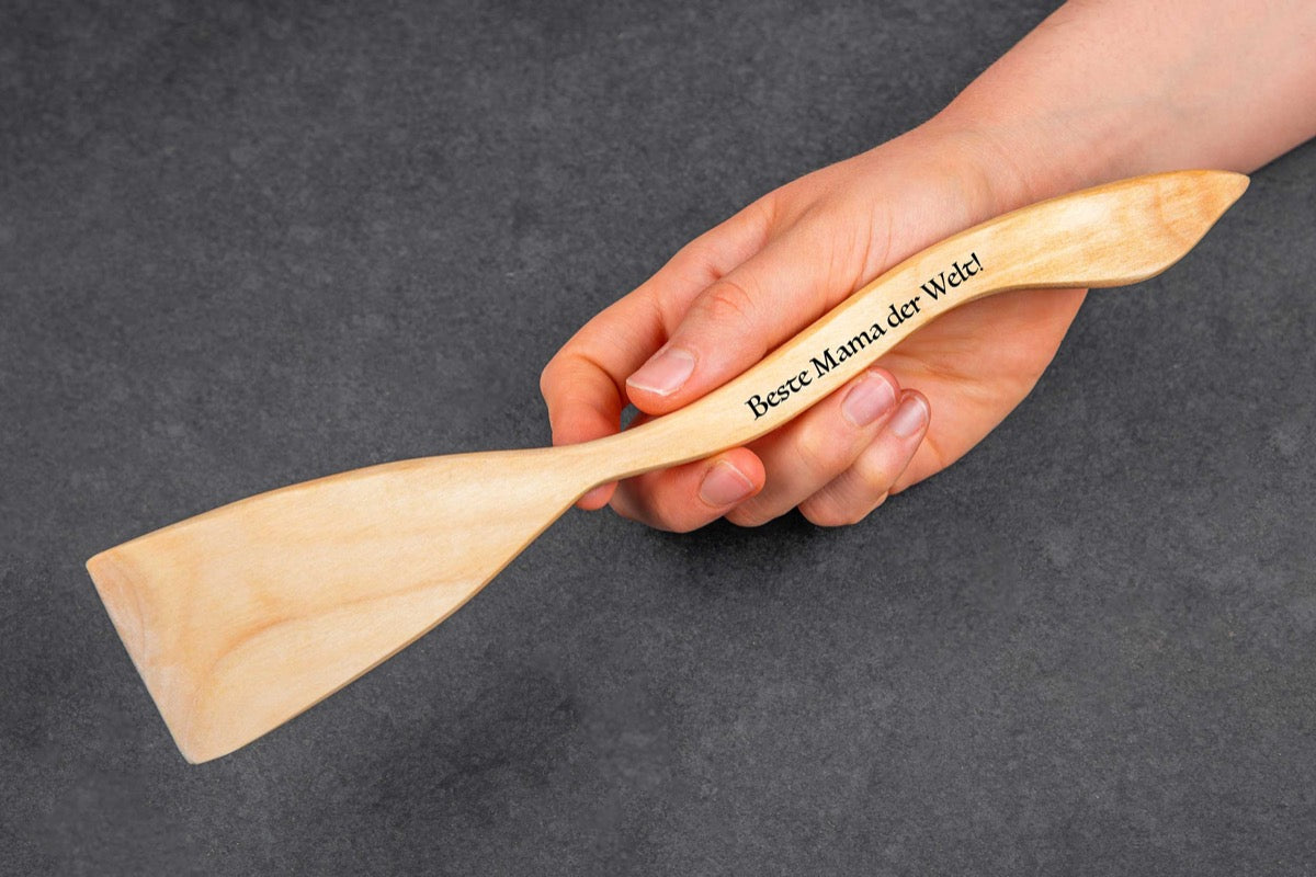 Kirschholz-Pfannenwender in geschwungener Form