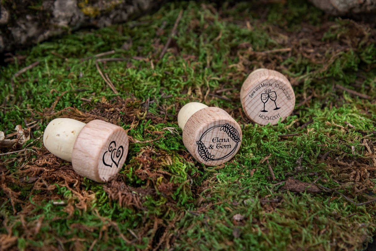 Holzkorken mit Liebesmotiven