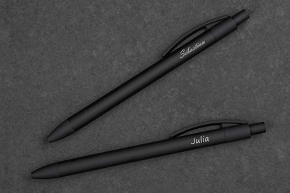 Schwarzer Metall-Kugelschreiber mit weicher Gummierung