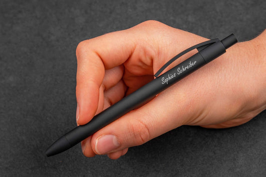 Schwarzer Metall-Kugelschreiber mit weicher Gummierung