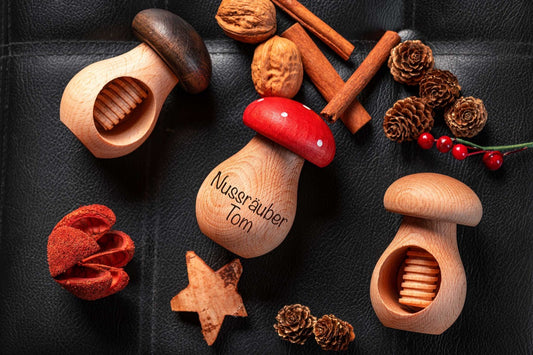 Lasergravierter Nussknacker mit verschiedenen Pilzsorten