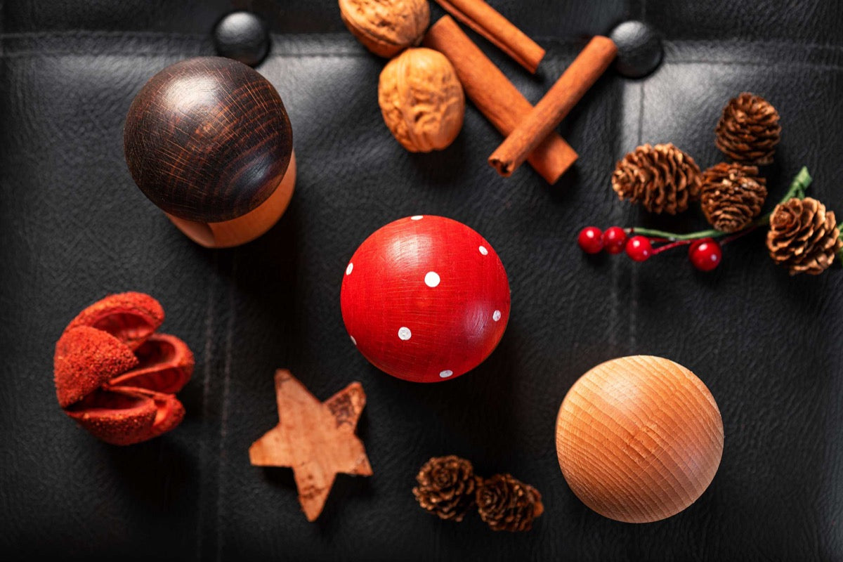 Lasergravierter Nussknacker mit verschiedenen Pilzsorten