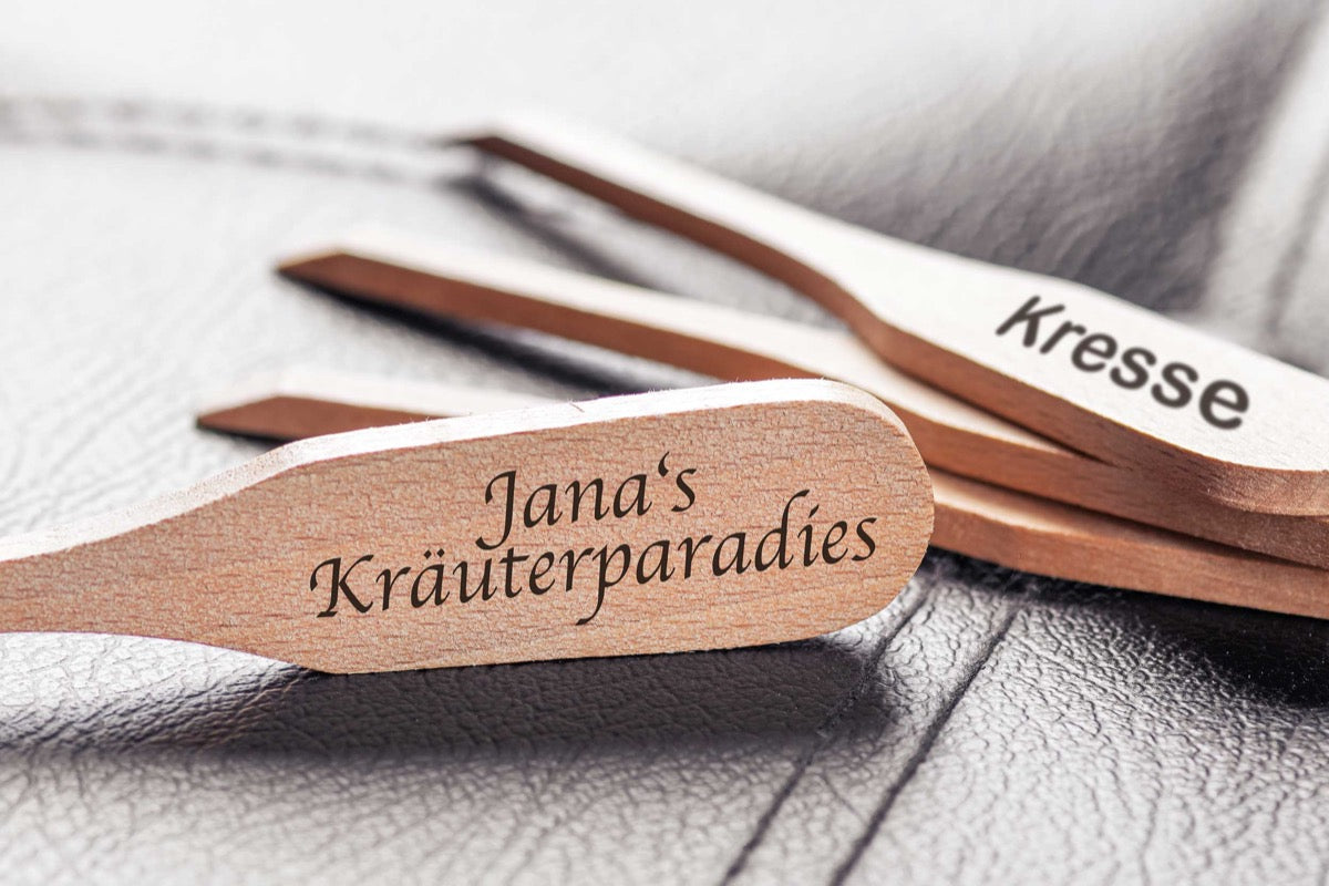Kräuterstecker aus Holz mit persönlicher Gravur