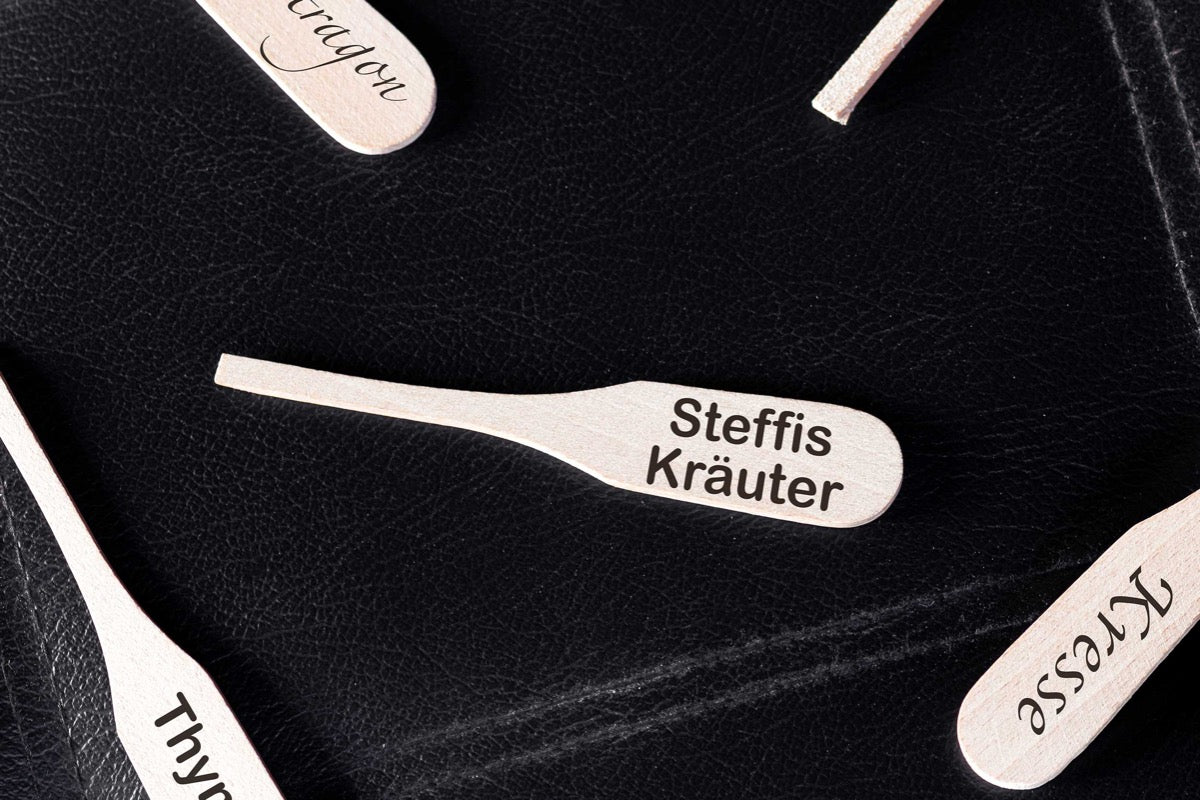 Kräuterstecker aus Holz mit persönlicher Gravur