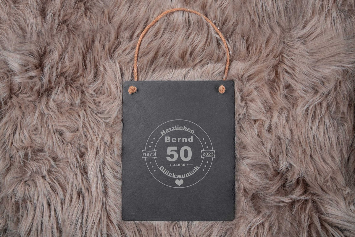 Schieferplatte mit Geburtstagsmotiv und Aufhängung