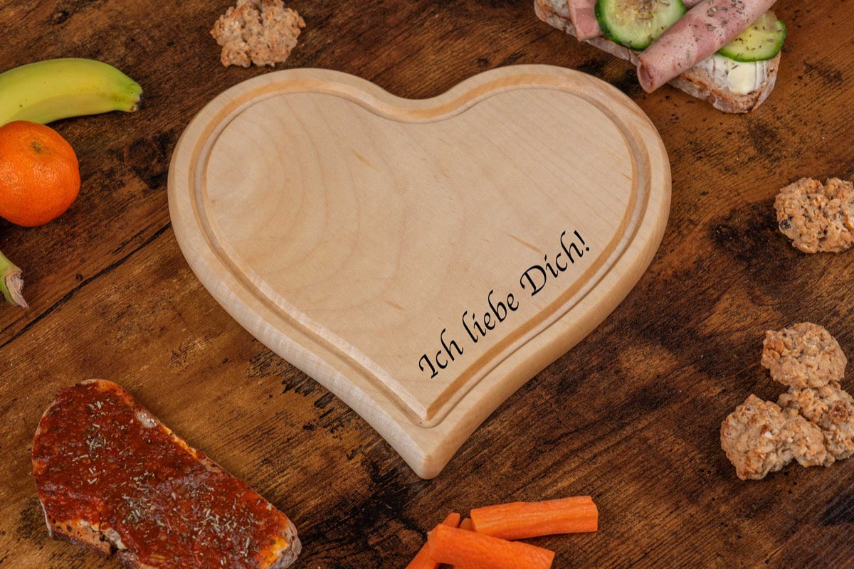 Schneidebrett in Herzform mit Gravur