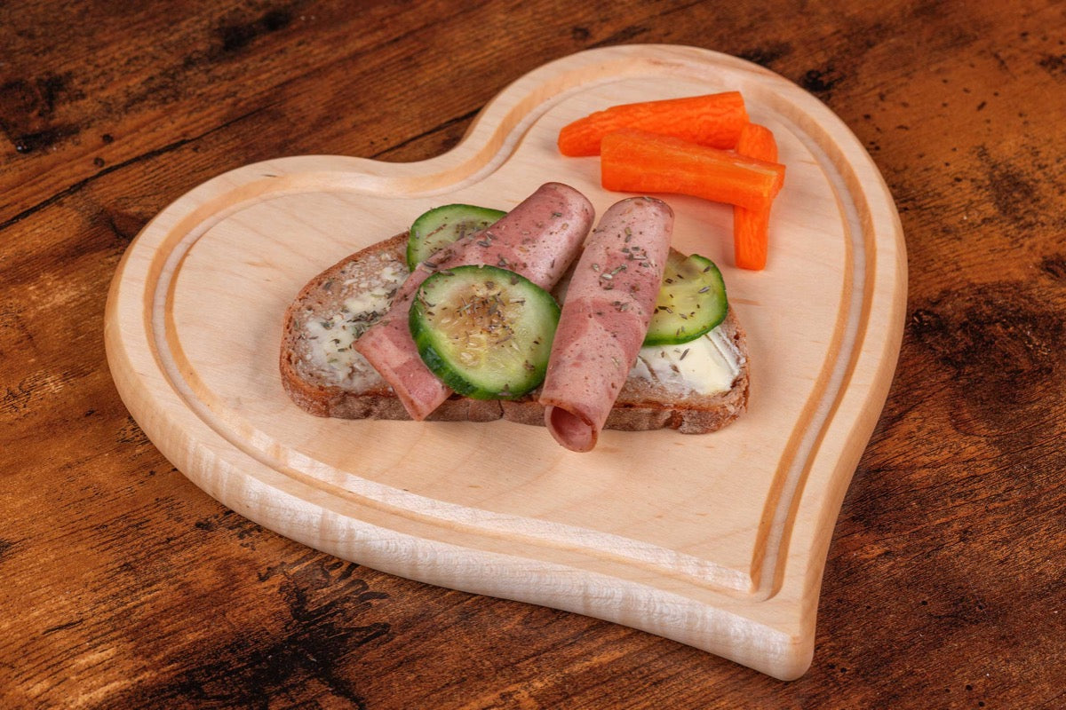 Schneidebrett in Herzform mit Gravur