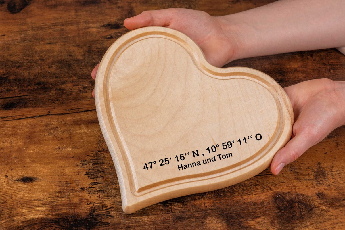 Schneidebrett in Herzform mit Gravur