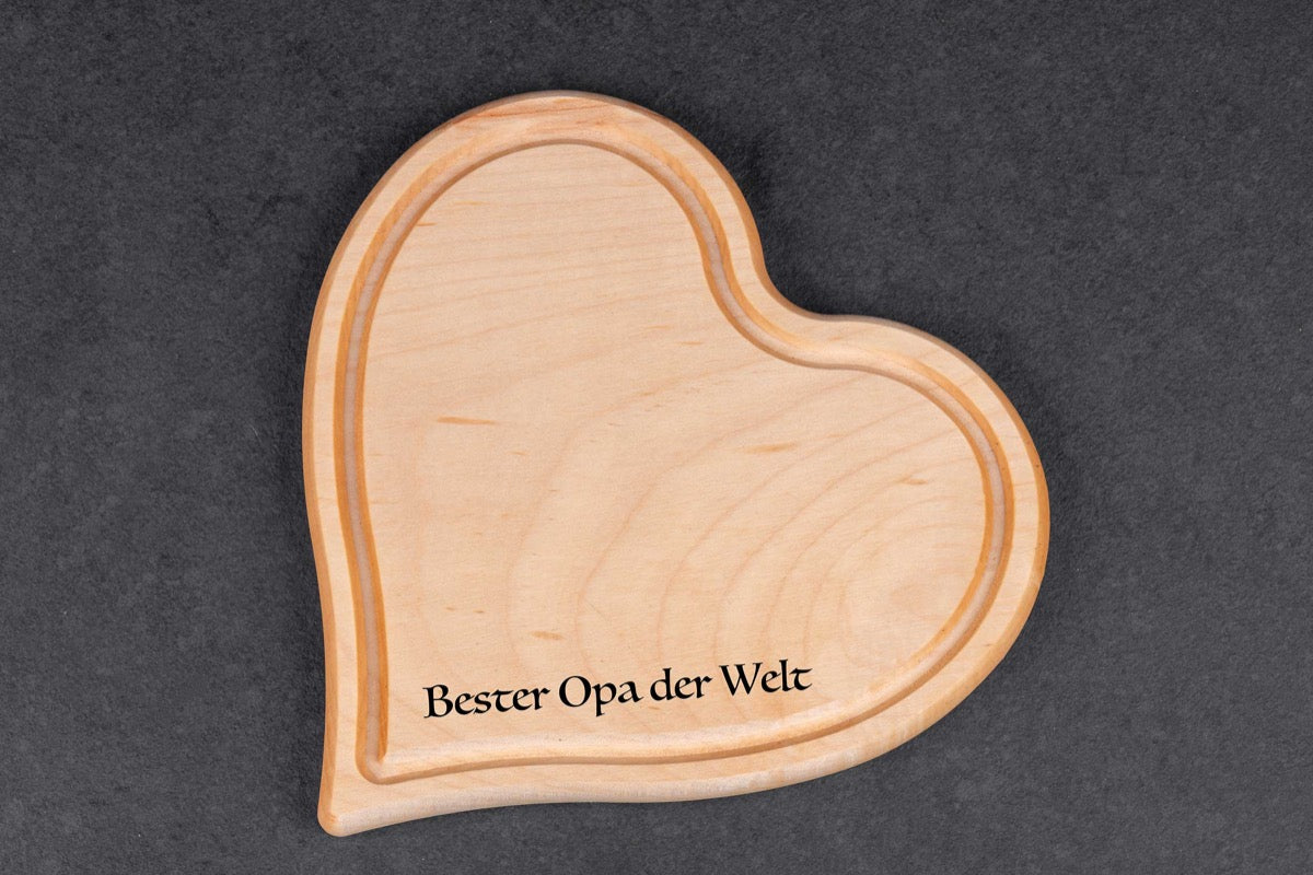 Schneidebrett in Herzform mit Gravur