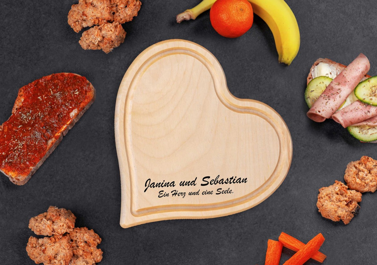 Schneidebrett in Herzform mit Gravur