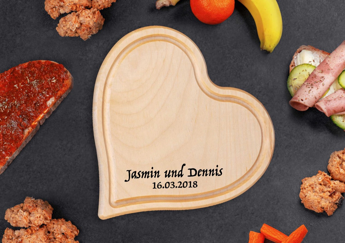 Schneidebrett in Herzform mit Gravur