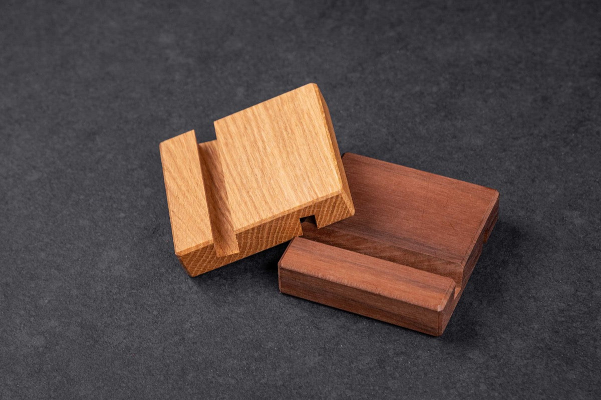 Smartphone- und Tablethalter mit individueller Gravur