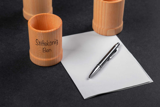 Stifteköcher mit einer personalisierten Gravur