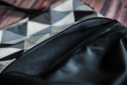 Selbstgenähte Handtasche mit schwarzem Muster