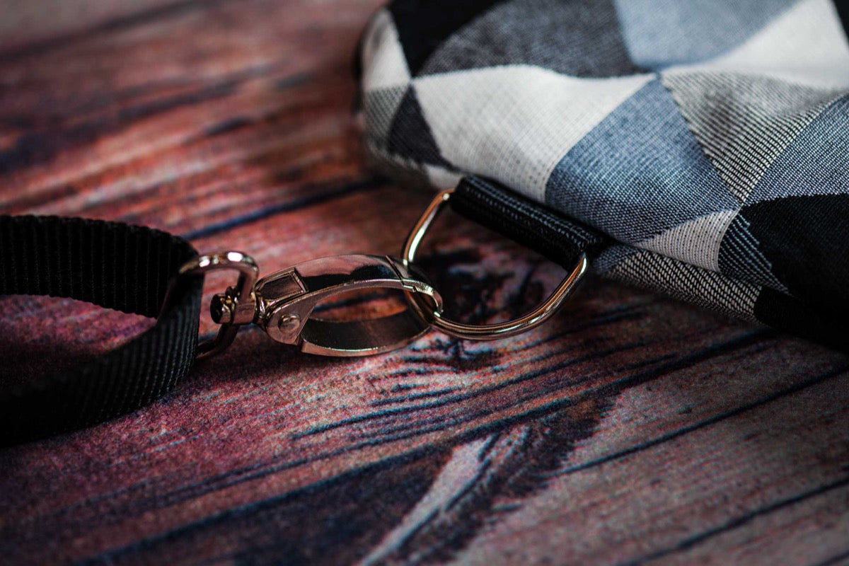 Selbstgenähte Handtasche mit schwarzem Muster