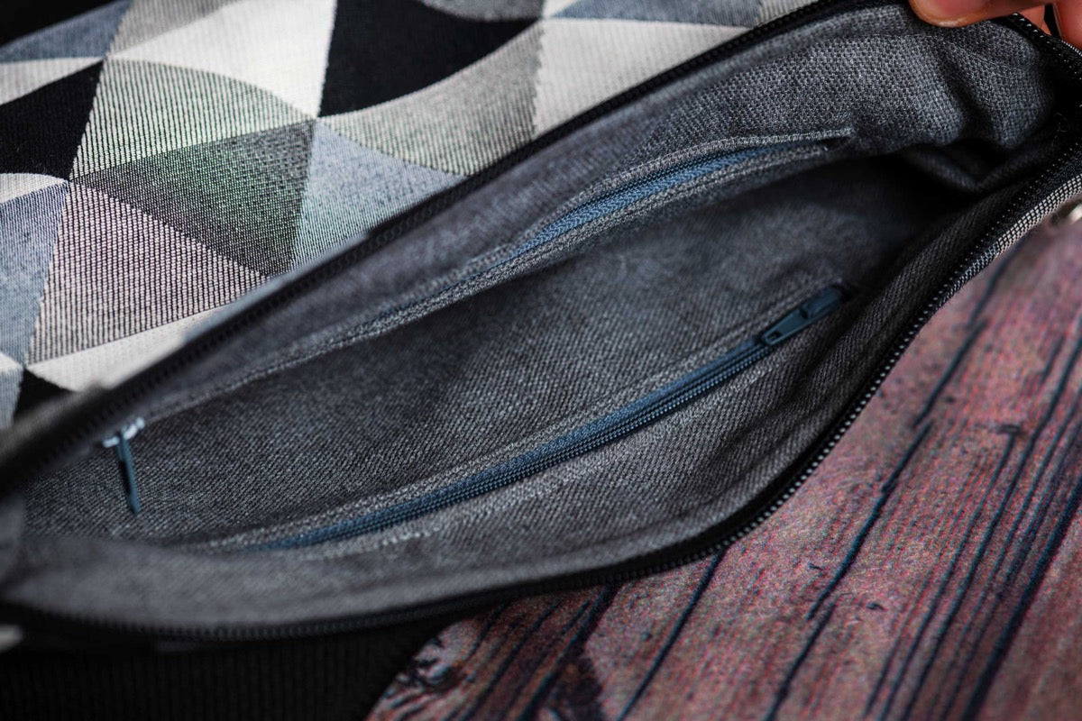 Selbstgenähte Handtasche mit schwarzem Muster