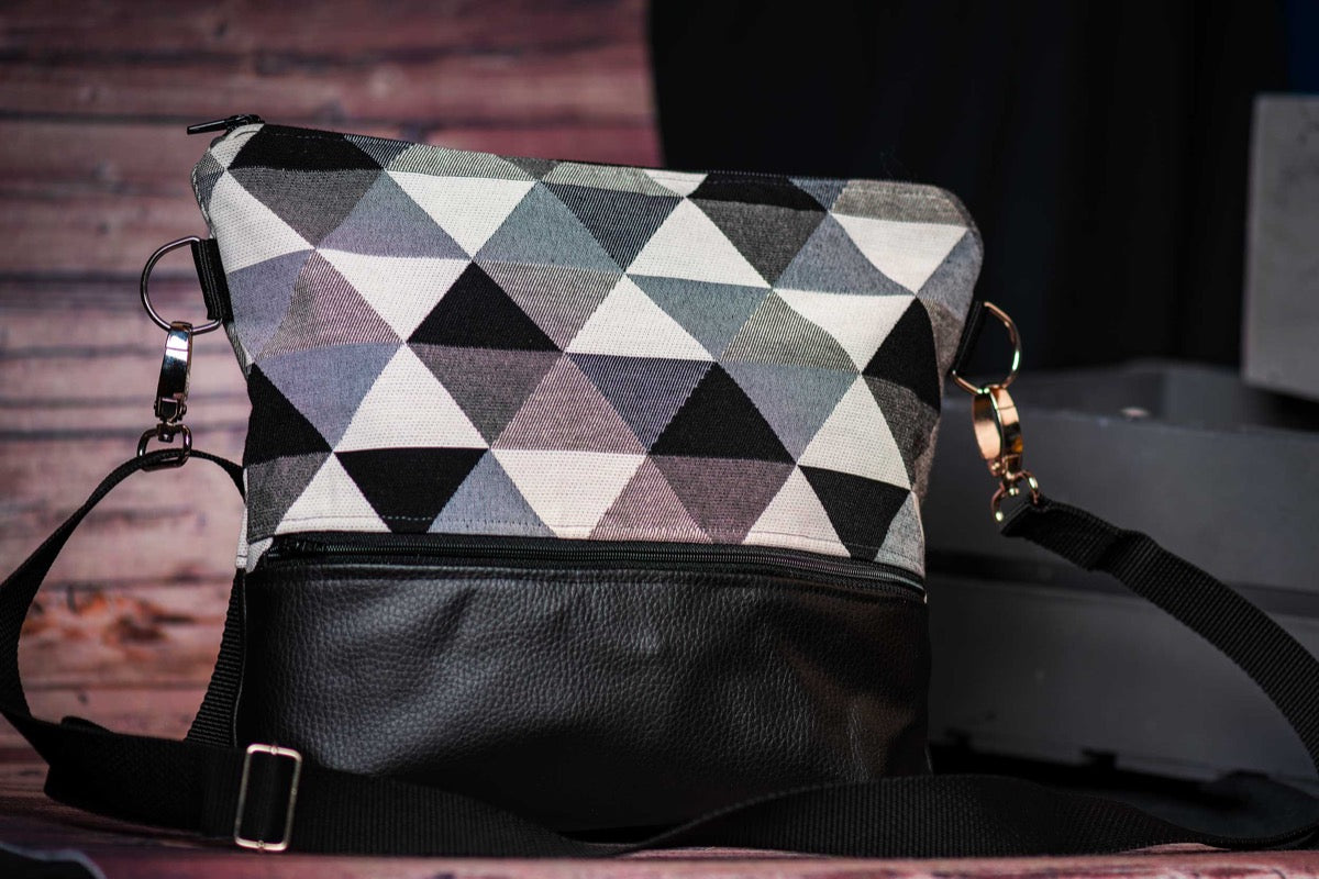 Selbstgenähte Handtasche mit schwarzem Muster