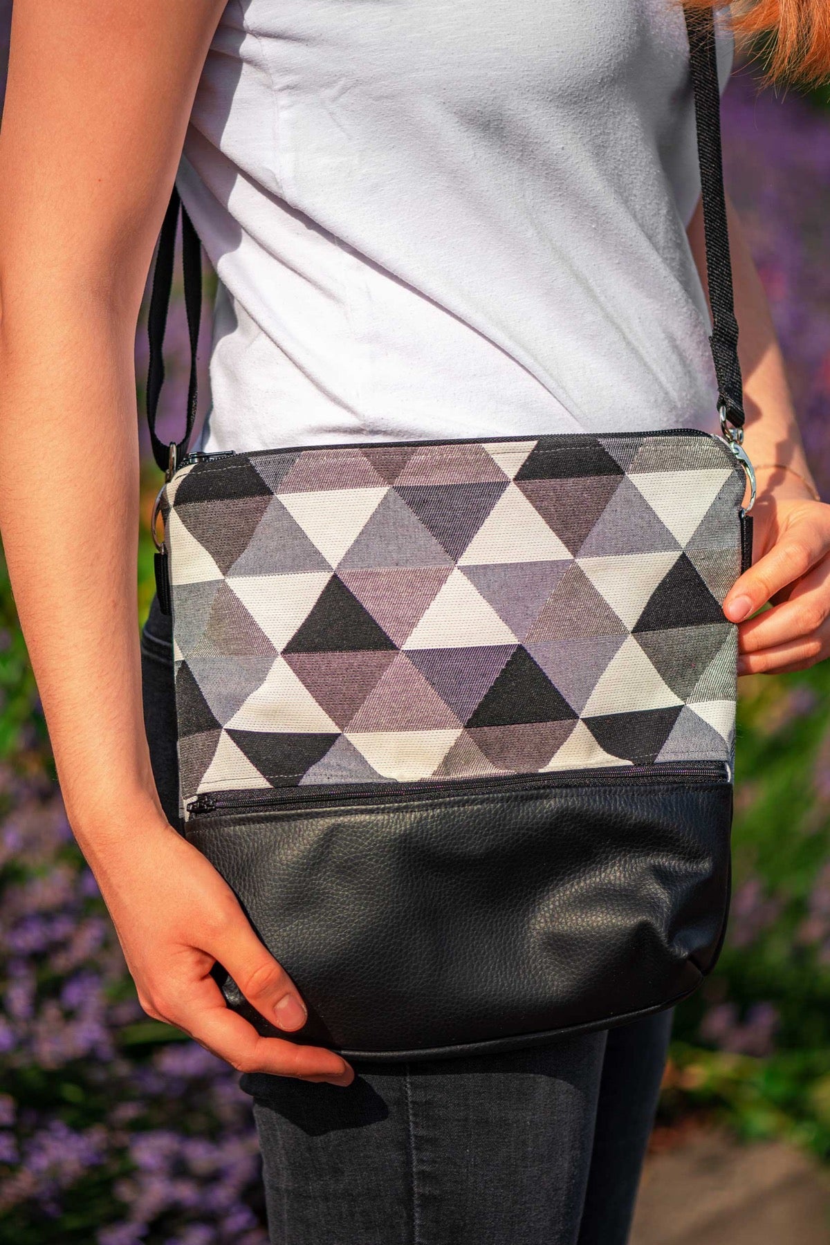 Selbstgenähte Handtasche mit schwarzem Muster