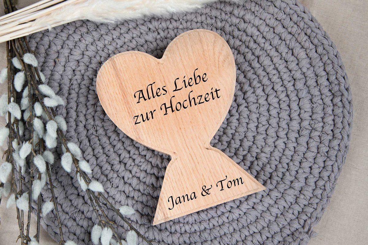 Hochzeitsgeschenk Holz Herz mit Gravur personalisiert • Herz Pokal – diekreativwelt