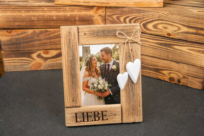 Bilderrahmen personalisiert mit Wunschgravur aus rustikalem Holz