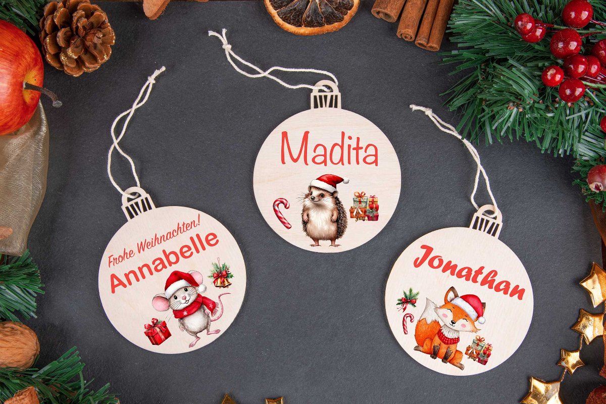 Weihnachtskugeln aus Holz mit Namen Christbaumschmuck bunt – diekreativwelt
