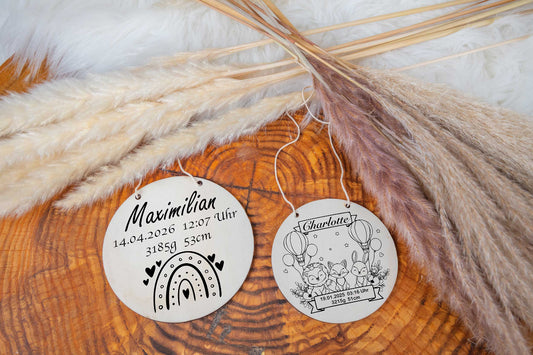 Namensschild mit Geburtsdaten aus Holz personalisiert als Gravur