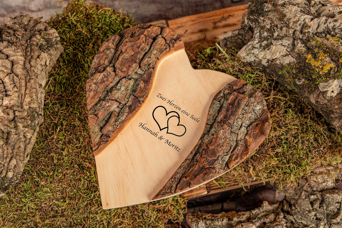 Personalisiertes Holz Herz rustikal mit Gravur und edler Rinde