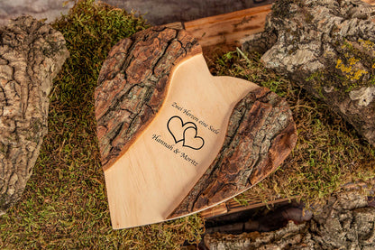 Personalisiertes Holz Herz rustikal mit Gravur und edler Rinde