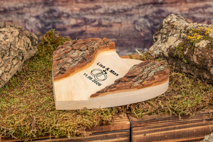 Personalisiertes Holz Herz rustikal mit Gravur und edler Rinde