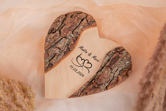 Personalisiertes Holz Herz rustikal mit Gravur und edler Rinde