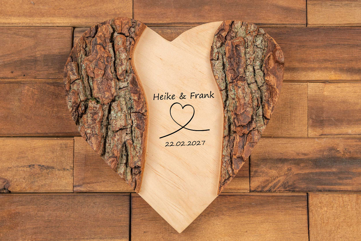 Personalisiertes Holz Herz rustikal mit Gravur und edler Rinde