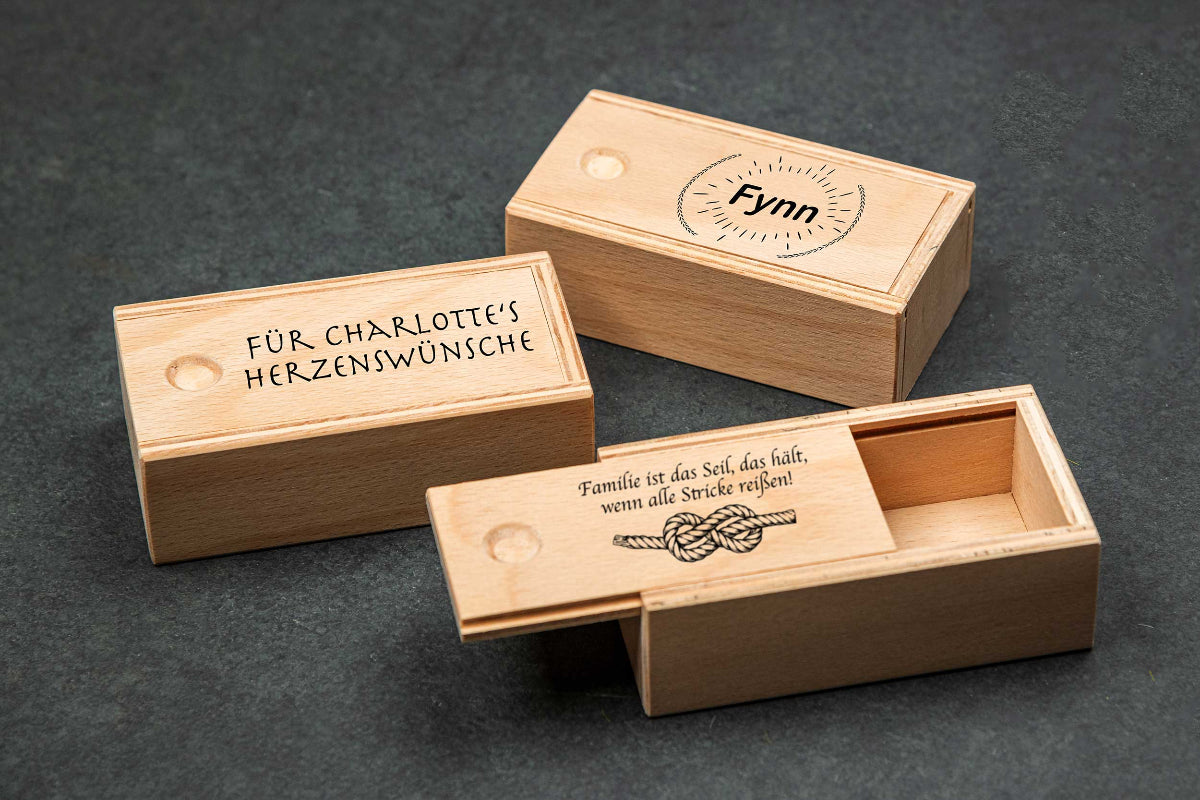 Kleine Holzschatulle mit Schiebedeckel personalisiert mit Deiner Wunschgravur