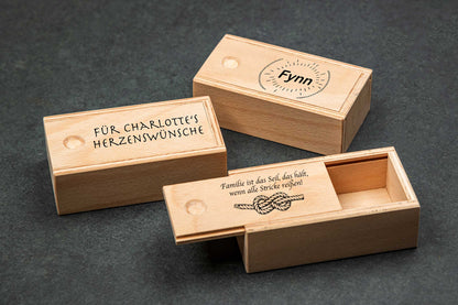 Kleine Holzschatulle mit Schiebedeckel personalisiert mit Deiner Wunschgravur