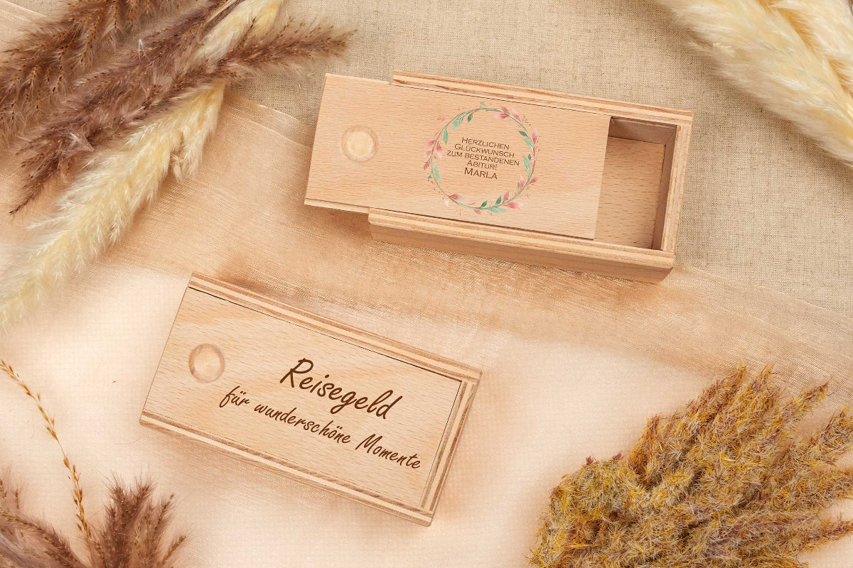 Kleine Holzschatulle mit Schiebedeckel personalisiert mit Deinem Wunschtext - bunt