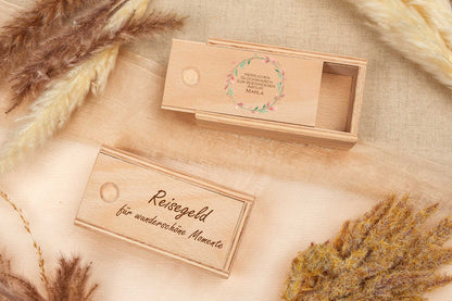 Kleine Holzschatulle mit Schiebedeckel personalisiert mit Deinem Wunschtext - bunt