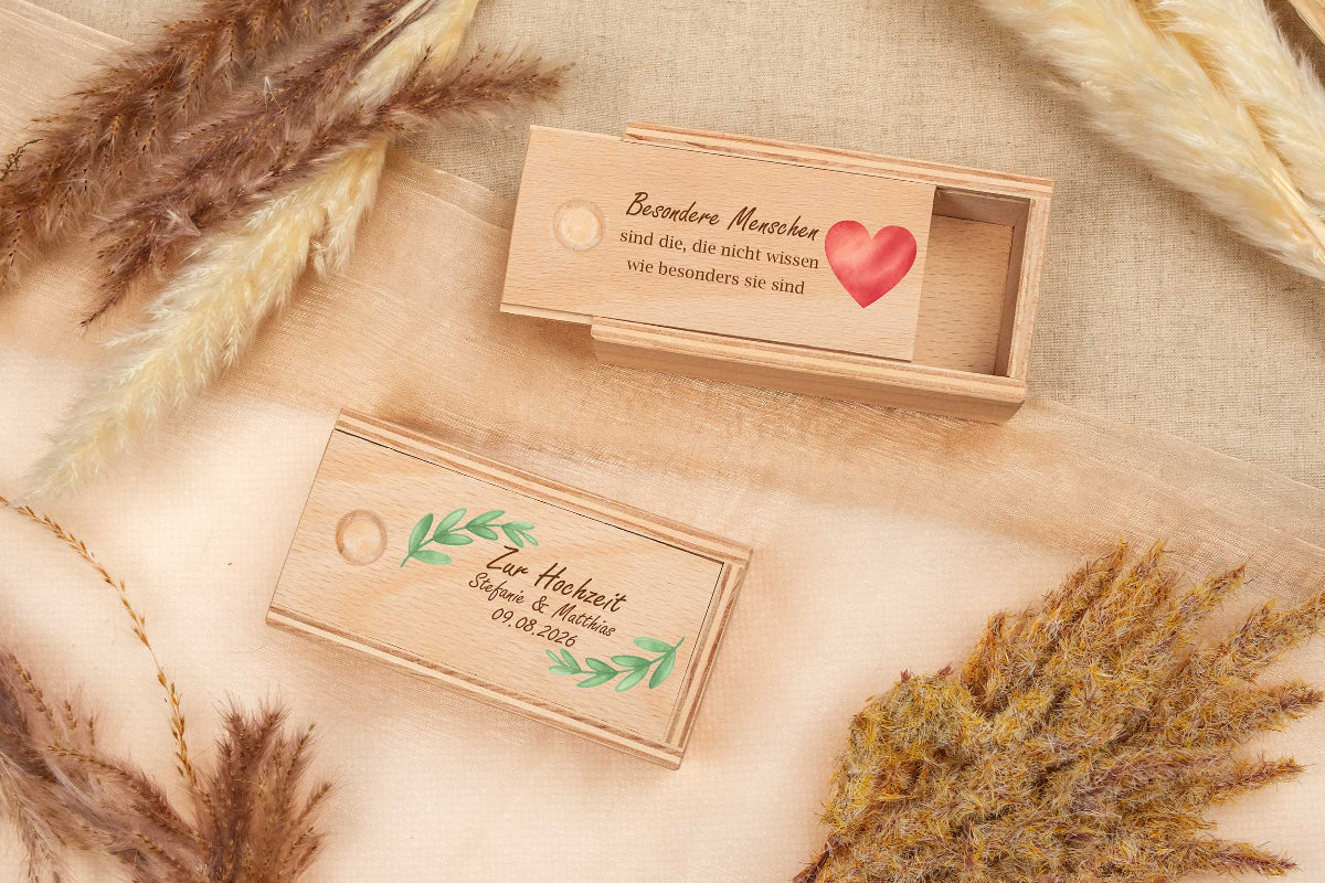 Kleine Holzschatulle mit Schiebedeckel personalisiert mit Deinem Wunschtext - bunt