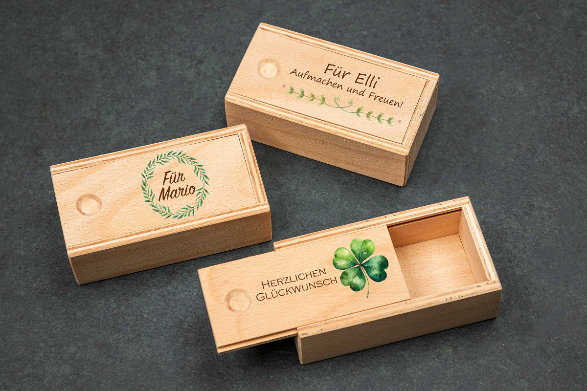 Kleine Holzschatulle mit Schiebedeckel personalisiert mit Deinem Wunschtext - bunt