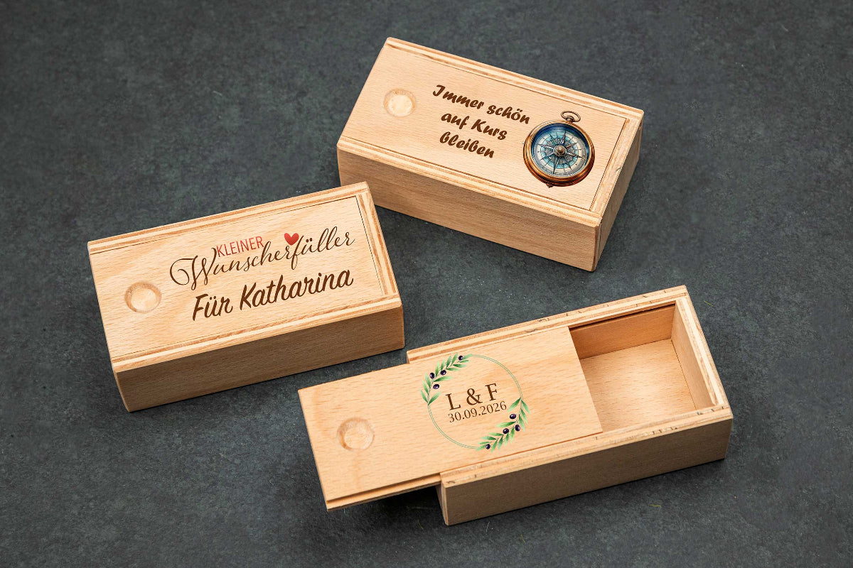 Kleine Holzschatulle mit Schiebedeckel personalisiert mit Deinem Wunschtext - bunt