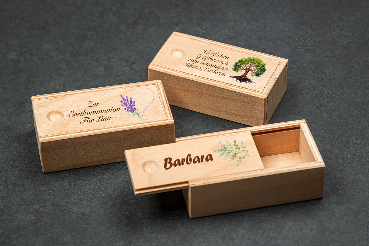 Kleine Holzschatulle mit Schiebedeckel personalisiert mit Deinem Wunschtext - bunt