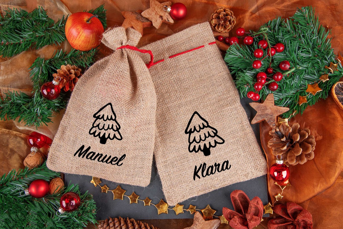 Personalisierter Weihnachtssack mit Namen aus Jute mit Tannenbaum