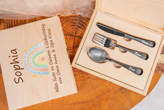 Personalisiertes Kinderbesteck mit bunter Holzbox und Gravur 3-teilig