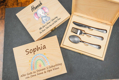 Personalisiertes Kinderbesteck mit bunter Holzbox und Gravur 3-teilig