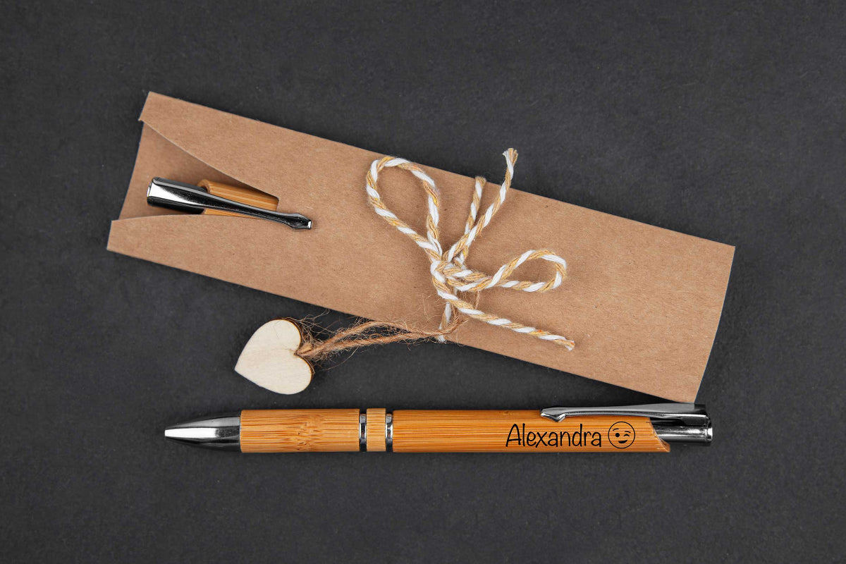 Personalisierter Kugelschreiber aus Bambus mit Gravur
