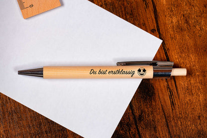 Holz-Kugelschreiber mit Namen personalisiert graviert aus Birkenholz