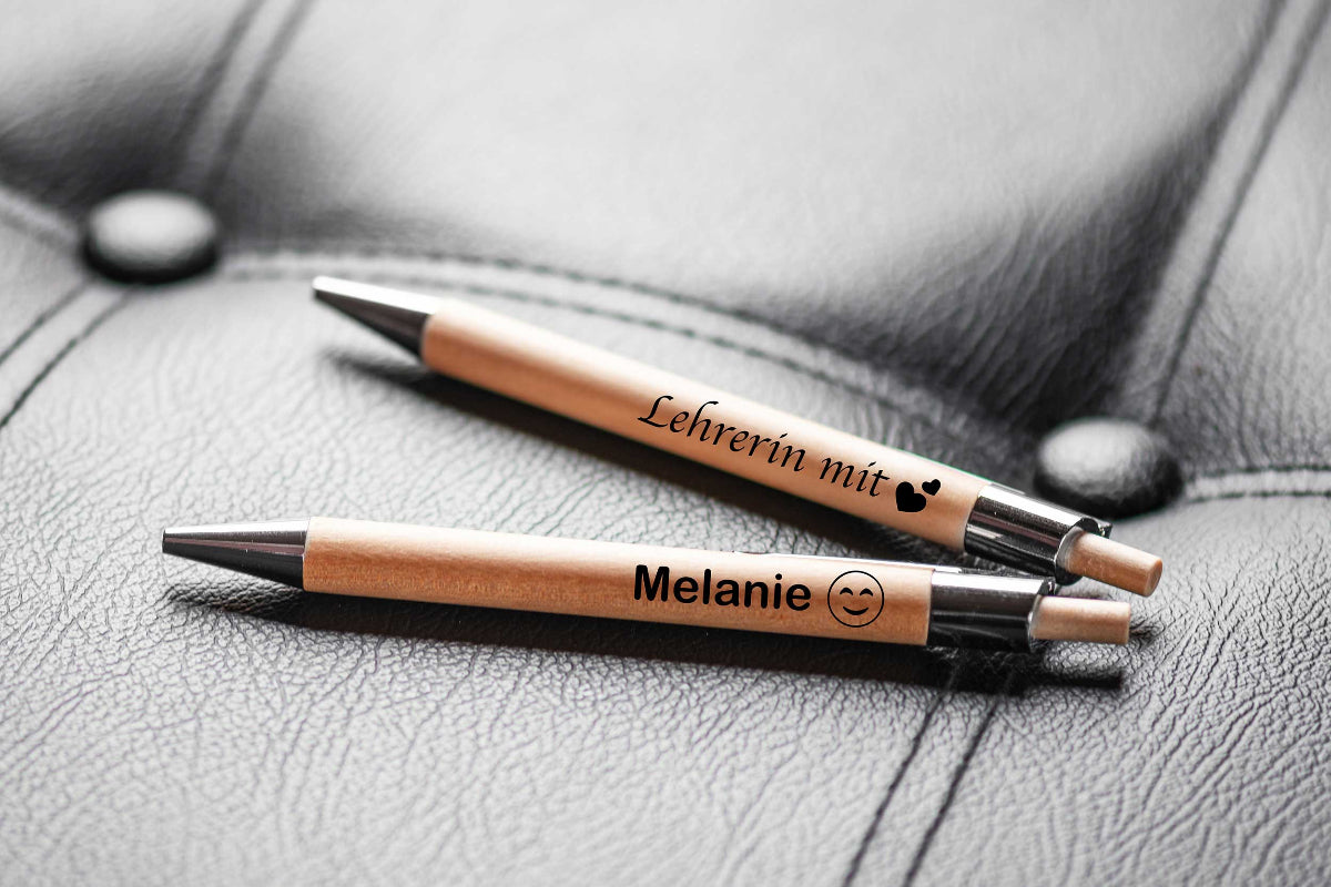 Holz-Kugelschreiber mit Namen personalisiert graviert aus Birkenholz