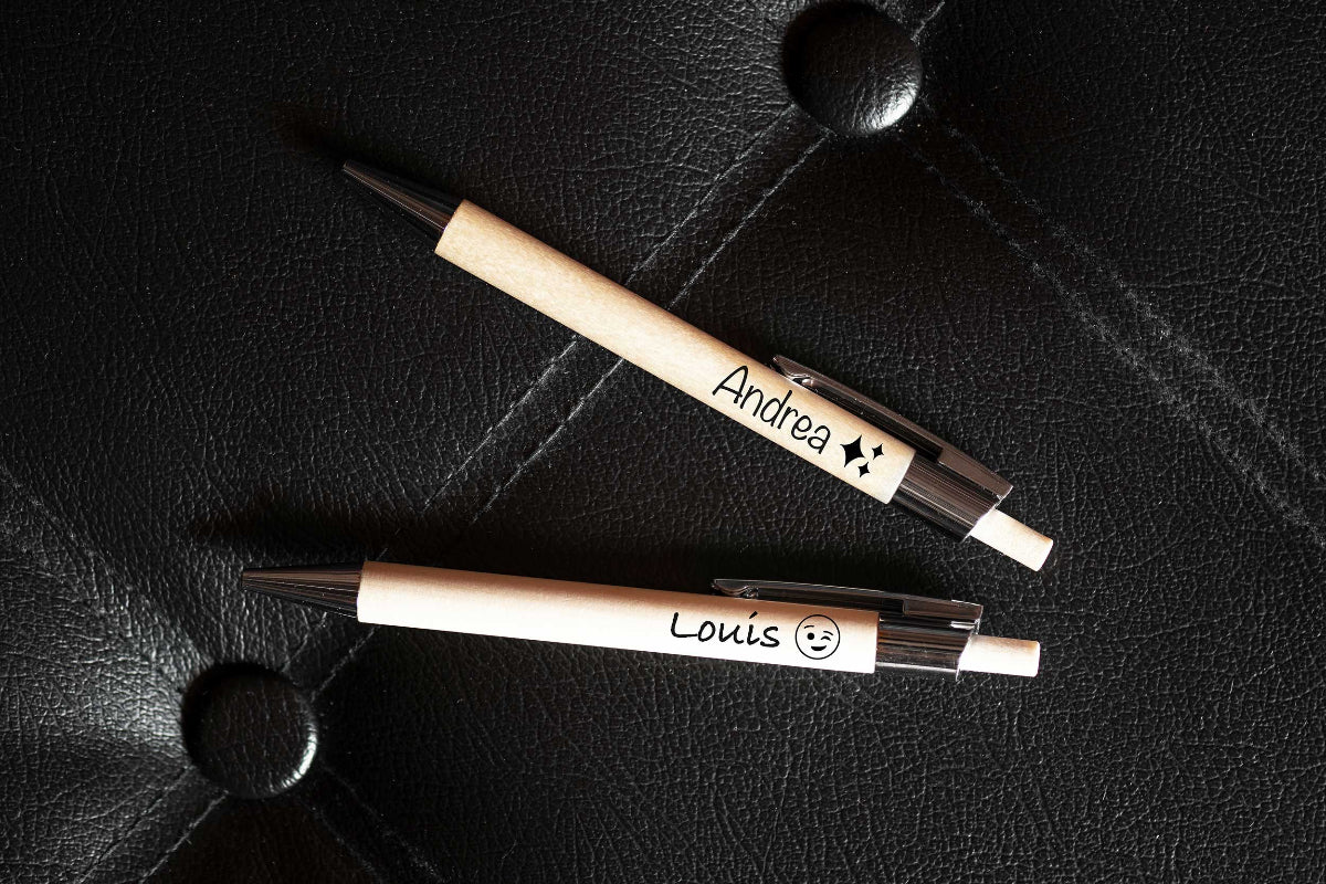 Holz-Kugelschreiber mit Namen personalisiert graviert aus Birkenholz