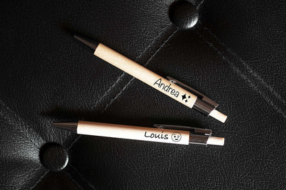 Holz-Kugelschreiber mit Namen personalisiert graviert aus Birkenholz