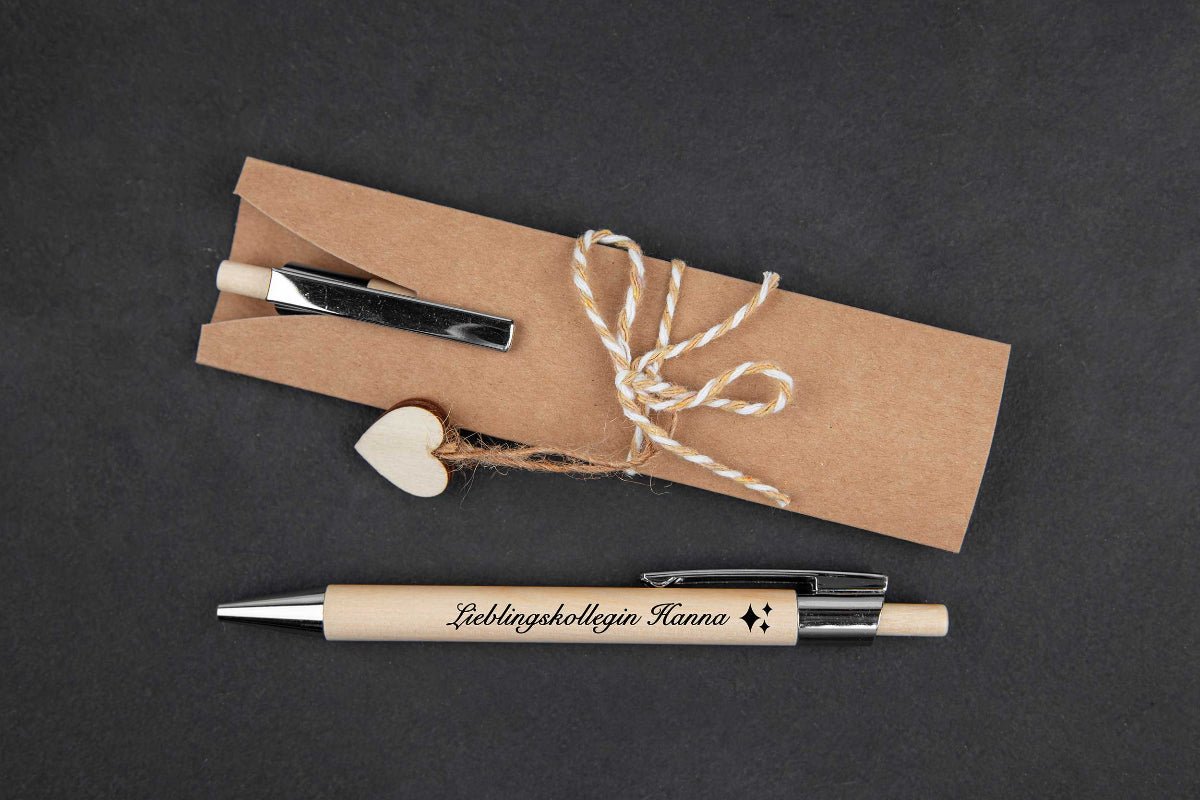 Holz-Kugelschreiber mit Namen personalisiert graviert aus Birkenholz