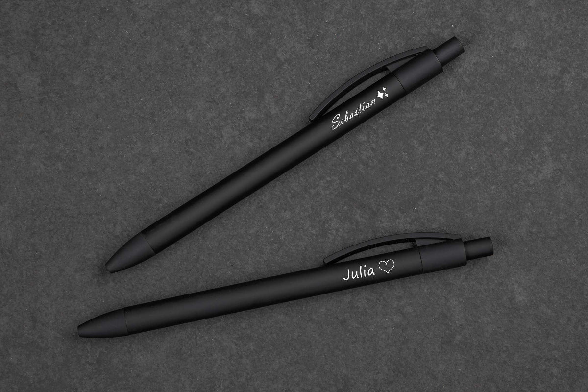 Schwarzer Metall-Kugelschreiber mit weicher Gummierung