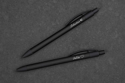 Schwarzer Metall-Kugelschreiber mit weicher Gummierung